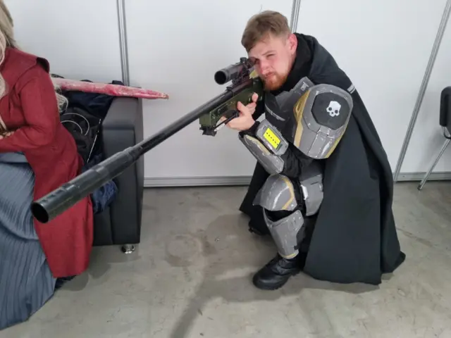 Korobov "Helldivers" oyunundakı cəhənnəm desantçısının özünün hazırladığı kostyumuna görə Comic Con-da mükafat alıb.