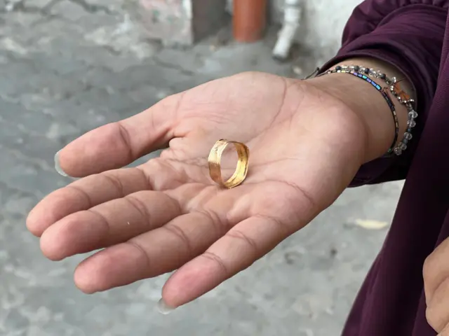 金色の指輪を乗せた手のクローズアップ写真