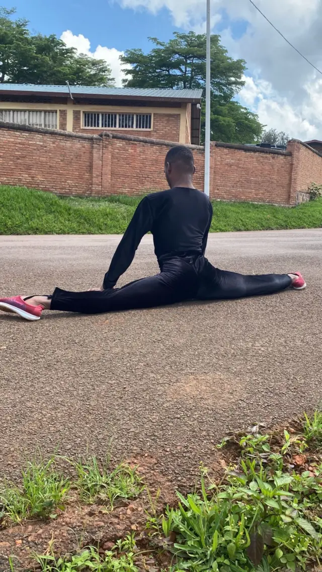 Patrick Irakiza mu myitozo yo kurambura amaguru agakora imfuruka igororotse