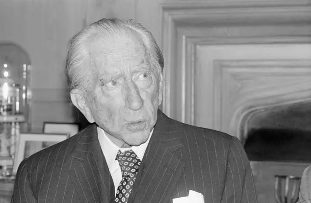 Foto del magnate en blanco y negro.