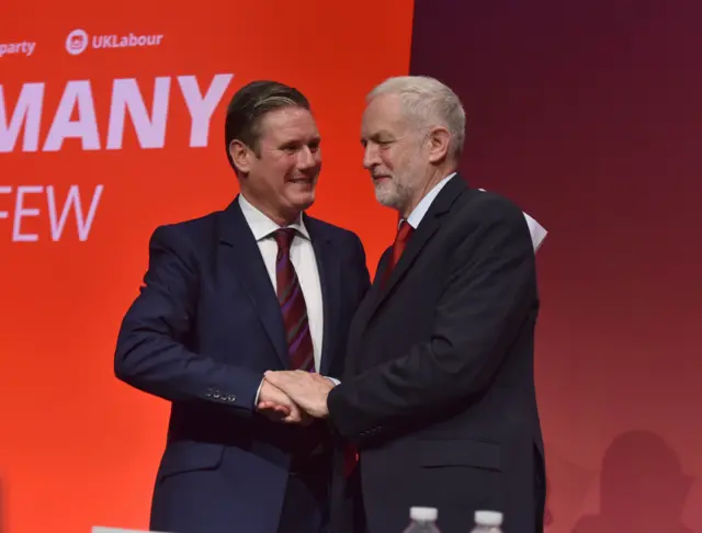 Keir Starmer y Jeremy Corbyn.