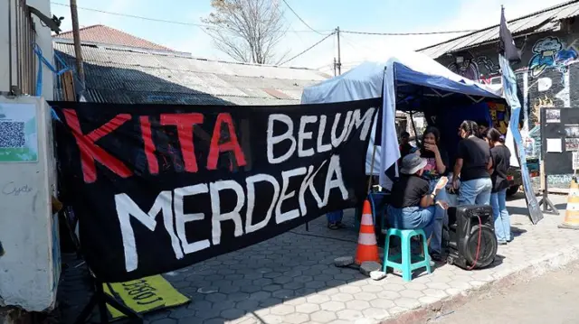 Sejumlah warga di kawasan Jalan Dago, Bandung, membentangkan spanduk bertuliskan kata-kata perlawanan.