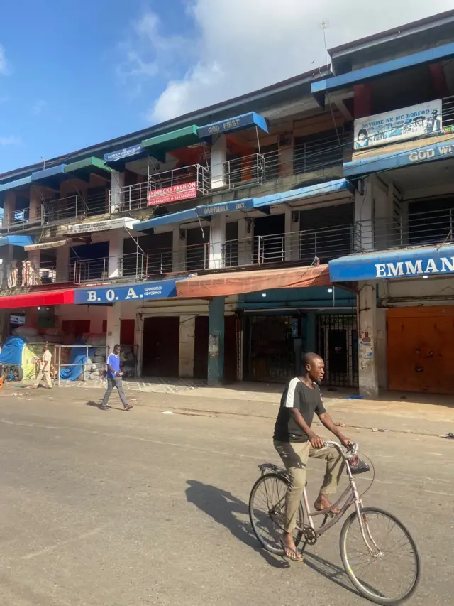 Shops dey close Accra for di late queen mother funeral