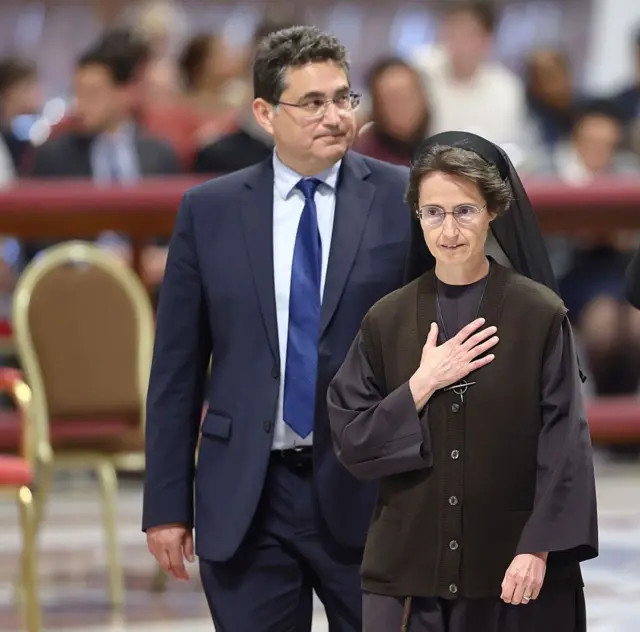 Raffaella Petrini durante los novenarios por el Papa Francisco.
