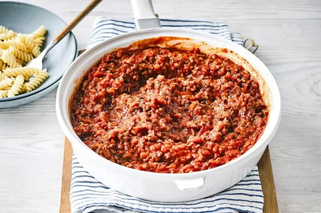 Ce ragoût est composé de céleri, de carottes et de tomates avec de la viande hachée de porc et de bœuf.