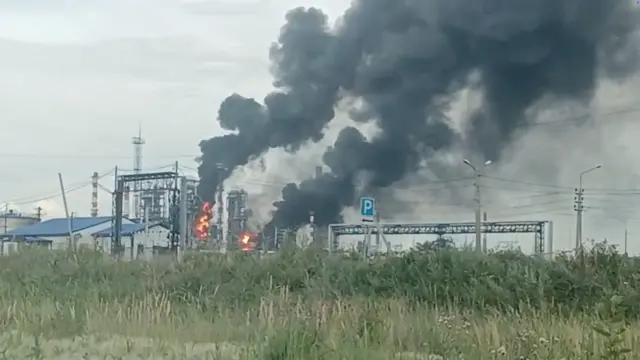 Пожар на Омском НПЗ после налета украинских дронов