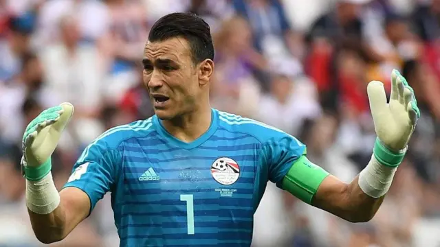 Essam El Hadary con los brazos en alto y sus guantes de guardamenta en el Mundial de Rusia