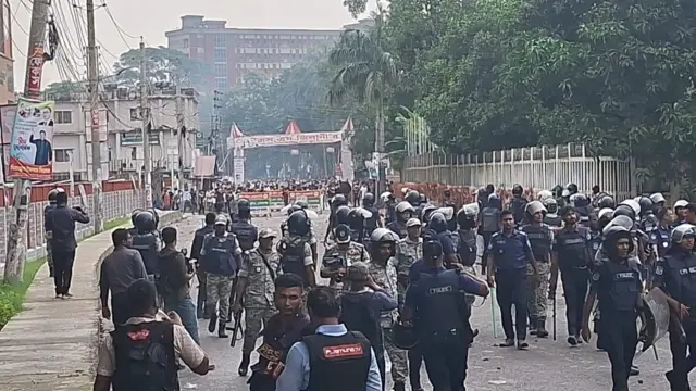 মুখোমুখি আইনশৃঙ্খলা বাহিনী ও হামলাকারীরা