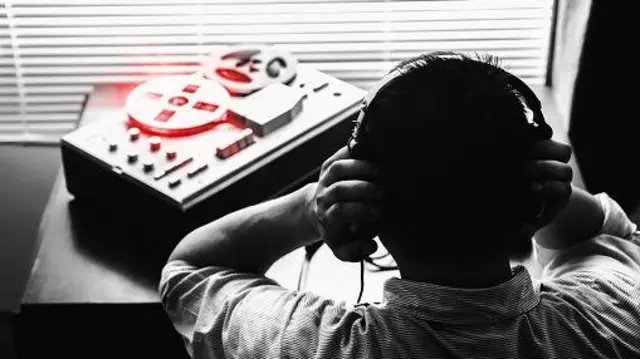 የሰዎችን ግንኙነት የሚያዳምጥ ሰው