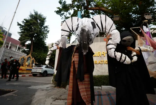 31 yanvarda taylandlik faollar uyg‘ur an’analarini namoyish qilgan holda migratsiya turmasi tashqarisida aktsiya uyushtirdilar va hukumatni uyg‘urlarni Xitoyga qaytarmaslikka undadilar. 