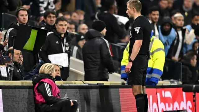 Mwamuzi Michael Salisbury alibatilisha maamuzi yake ya mwisho ya penalti baada ya VAR kumshauri aangalie skrini ya pembeni mwa uwanja.