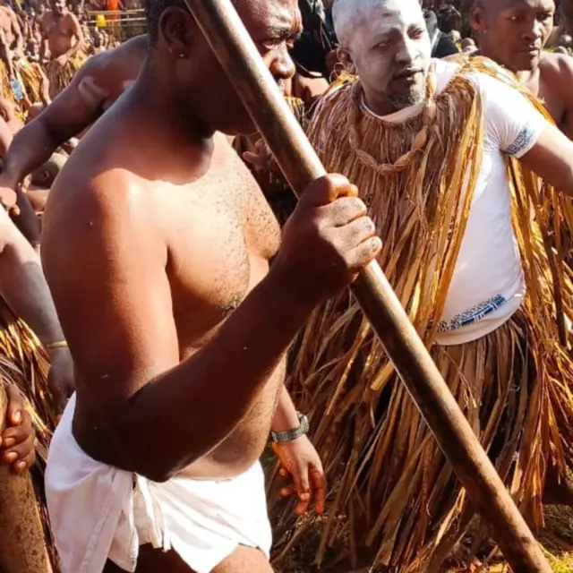 Di new king with stick as dem introduce am give im pipo