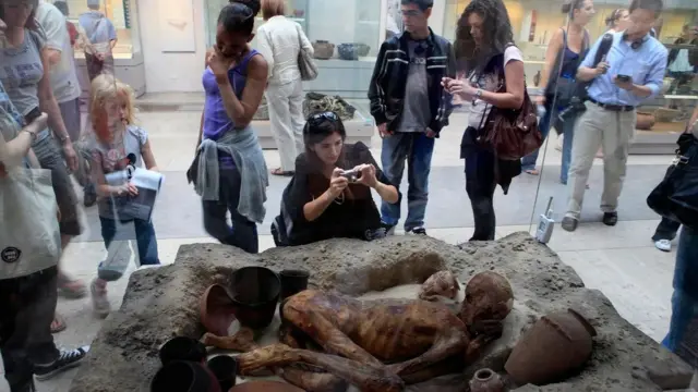 بہت سے میوزیم انسانی باقیات کو دیکھانے کا سلسلہ جاری رکھیں تاکہ زیادہ سے زیادہ کمائی کر سکیں