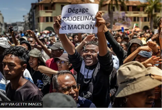 Àwọn aráàlú ń fi ìdùnnú hàn lórí ìkéde àwọn ológun