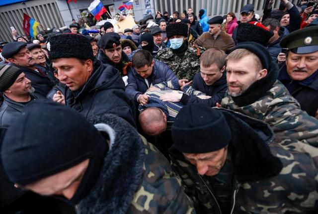 Натовп біля будівлі СБУ в Луганську