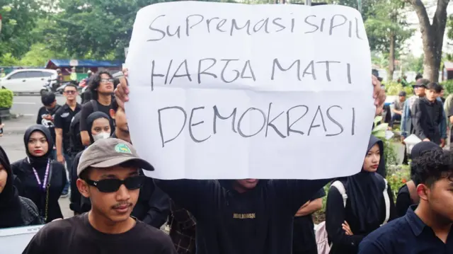 Demonstrasi tolak pengesahan RUU TNI di Solo, Jawa Tengah, Kamis (20/03).