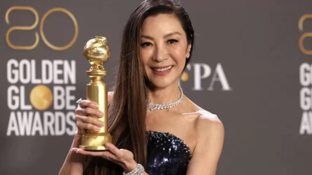 Michelle Yeoh, Everything Everywhere All at Once filmindeki rolüyle ödül aldı.