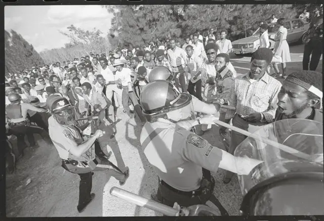 Policías contienen a migrantes en Krome en 1989