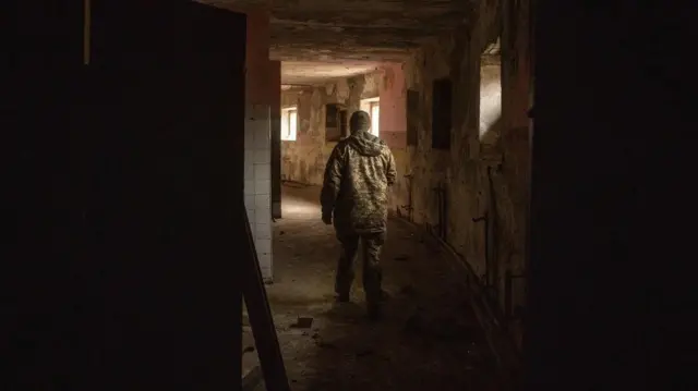 Український солдат йде по підвалу ресторану, який імовірно використовувався російськими військами як місце тортур під час окупації Снігурівки на півдні України