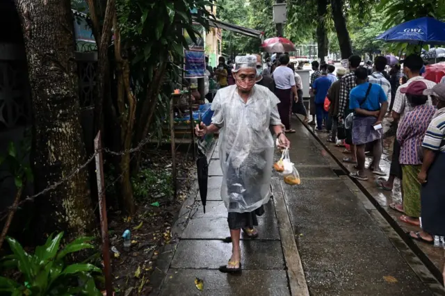 ရန်ကုန်က စတုဒီသာတစ်ခုမှာ စားစရာရဖို့ မိုးရေထဲတန်းစီစောင့်ဆိုင်းနေသူတွေ(ပုံဟောင်း)