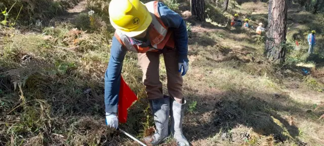 पहाड़ी के ऊपर से खुदाई की तैयारी करते मज़दूर