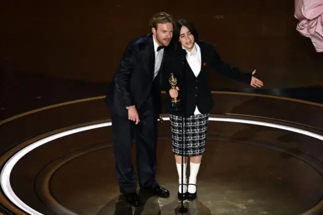 Billie Eilish et Finneas O'Connell ont remporté l'Oscar pour What Was I Made For ? , une autre chanson du film Barbie.