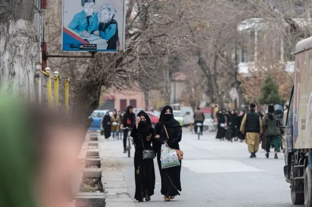 دوه نجونې روانې دي او مخونه یې پټ دي.