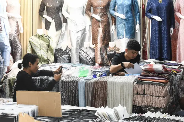 Para pedagang pakaian di Tanah Abang, Jakarta, pada Selasa (2/9). Industri tekstil dan pakaian disebut akan meraup untung karen IEU-CEPA.