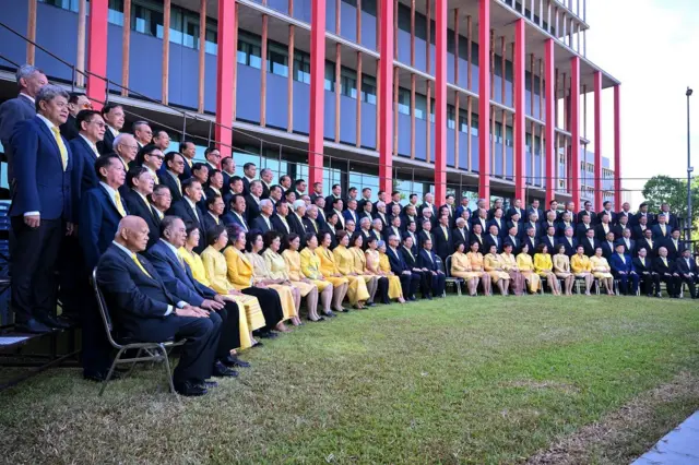 สว. ชุด “เฉพาะกาล” 250 คนที่มาจากการแต่งตั้งของ คสช. ถ่ายภาพหมู่รวมกันเป็นครั้งสุดท้ายเมื่อ 18 มิ.ย. 2567 ก่อนครบวาระ และส่งไม้ต่อให้ สว. ชุด “กติกาพิสดาร” 200 คน