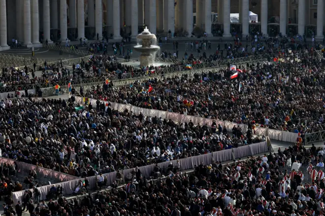 Fiéis ocupando a Praça de São Pedro, no Vaticano, durante o funeral do papa Francisco