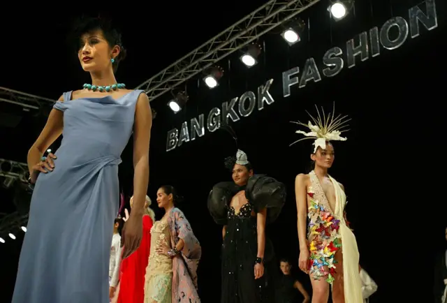 นางแบบโพสต์ท่าระหว่างเปิดตัว “กรุงเทพฯ เมืองแฟชั่น” ซึ่งรัฐบาลทักษิณพยายามผลักดันให้เมืองหลวงของไทยเป็น "ศูนย์กลางแฟชั่นในเอเชีย” เมื่อ 12 ก.พ. 2547