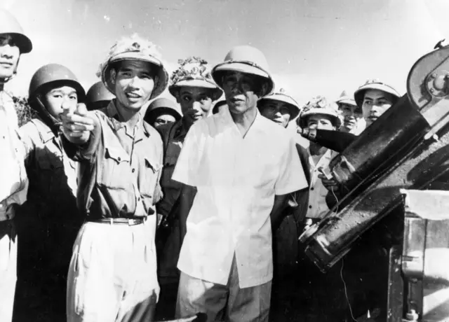 Lê Duẩn, Bí thư thứ nhất Ban Chấp hành Trung ương Đảng Lao động Việt Nam, thăm phi hành đoàn của một đơn vị phòng không của Việt Nam Dân chủ Cộng Hòa vào năm1967