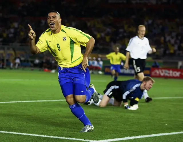 Ronaldo festejando un gol contra Alemania en el Mundial de 2002.