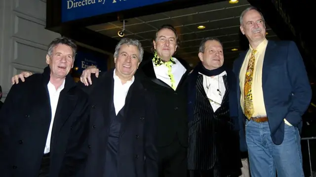 Članovi Montija Pajtona na premijeri Spemalota 2003, muzičkog spinofa koji je doveo Sveti gral u pozorište