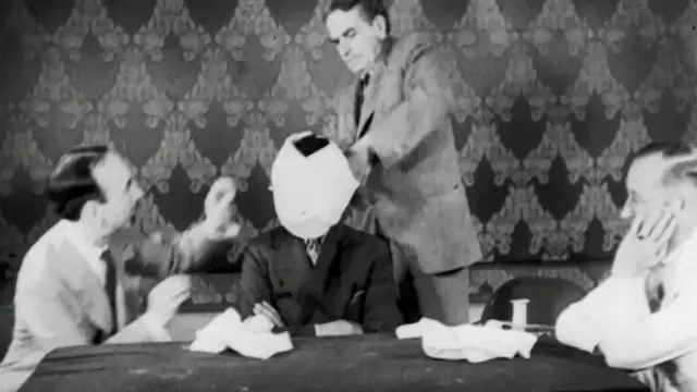 ڈاکٹروں نے مسٹر بخش کی آنکھوں پر خود سے پٹی باندھی