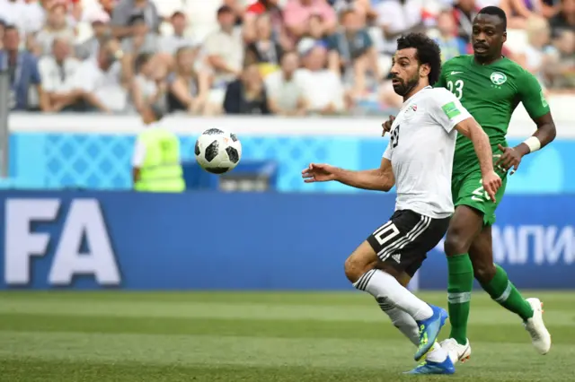 النجم المصري محمد صلاح (يسار) خلال تسجيله هدفاً أمام المنتخب السعودي ضمن المجموعة الأولى في كأس العالم في روسيا.