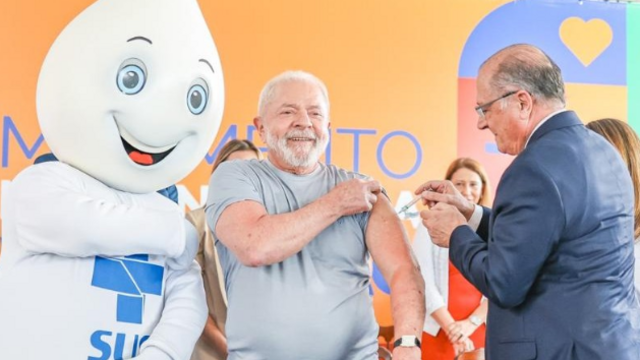 Na inauguração da campanhacomo fazer aposta esportiva betanofevereiro, o presidente Luiz Inácio Lula da Silva (PT) recebeu a dose bivalente, que foi aplicada pelo vice-presidente Geraldo Alckmin (PSB)