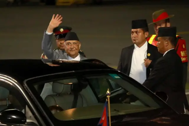 प्रधानमन्त्री केपी शर्मा ओली तुर्कमेनिस्तानको अवाजा सहरमा भइरहेको भूपरिवेष्टित विकासशील राष्ट्रहरूको तेस्रो संयुक्त राष्ट्रसङ्घीय सम्मेलनमा भाग लिन जाने क्रममा त्रिभुवन अन्तर्राष्ट्रिय विमानस्थलको रनवेबाट प्लेनमा जानका लागि कार चढ्न लाग्दै