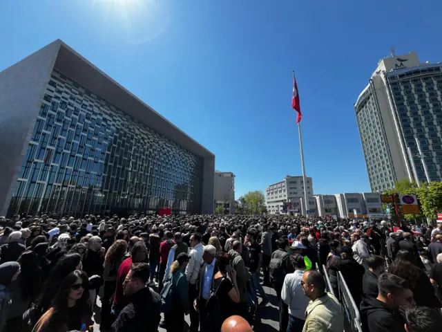 Taksim'de AKM önünde bekleyen kalabalık.