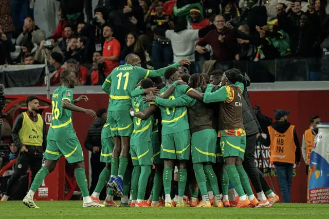 Les joueurs du Sénégal célèbrent un but marqué lors de la demi-finale de la CAN 2025 contre l'Égypte à Tanger, au Maroc, le 14 janvier 2026.