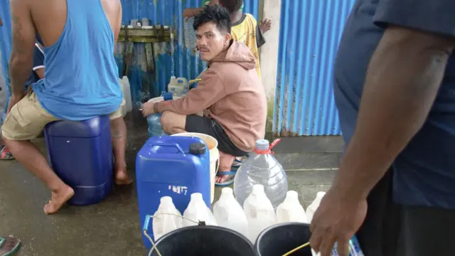 krisis air bersih, asmat, agats, papua selatan, antri air bersihri 