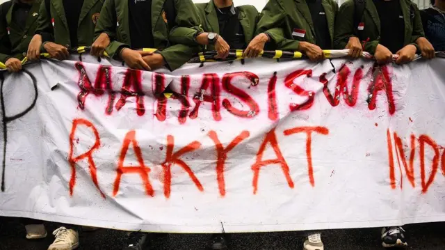 Sejumlah mahasiswa yang tergabung dalam BEM Seluruh Indonesia membawa poster saat berunjuk rasa di Jakarta, Senin (17/2/2025). Aksi tersebut diikuti ratusan mahasiswa dari berbagai kampus di Jakarta.