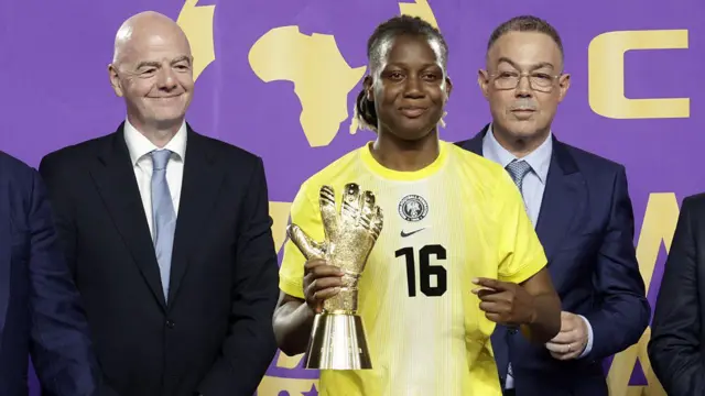 Chiamaka Nnadozie pose wit her Best Goalkeeper trophy at di 2024 Women's Africa Cup 
