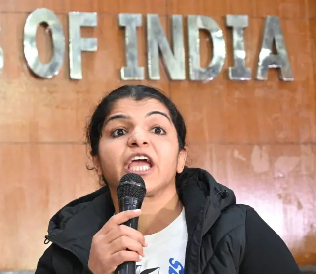 WFI निवडणुकीच्या निकालानं व्यथित होत साक्षी मलिकनं निवृत्ती जाहीर केली. 