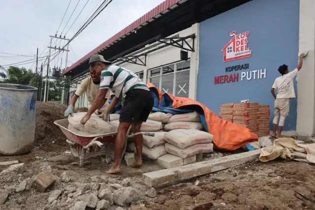 Pekerja menyelesaikan proses pembangunan gedung gerai Koperasi Kelurahan Merah Putih (KKMP) Wae Kelambu di Labuan Bajo, Kabupaten Manggarai Barat, Nusa Tenggara Timur (NTT), Selasa (27/01). Satu pembangunan dan modal koperasi diperkirakan mencapai Rp3 miliar.