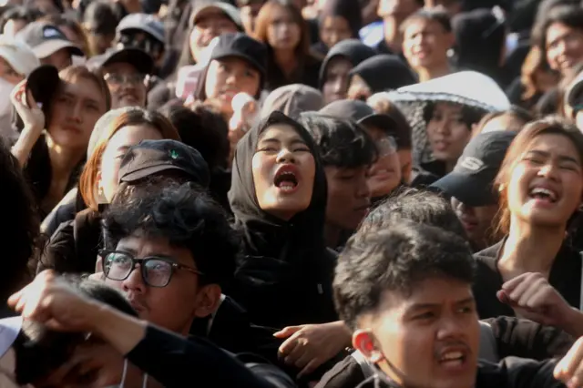 Mahasiswa meneriakkan yel-yel saat berunjuk rasa terkait tata kelola perekonomian nasional di depan Gedung DPRD Kota Malang, Jawa Timur, Senin (15/06).