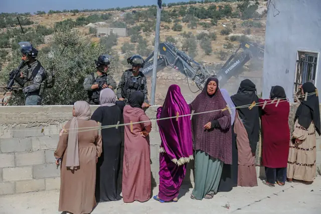 زنان فلسطینی در مقابل سربازان اسرائیلی