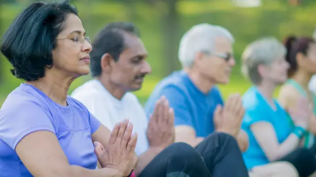 የተመስጦ (ሜዲቴት) ስፖርት የሚሠሩ በዕድሜ የገፉ ሴቶች እና ወንዶች 