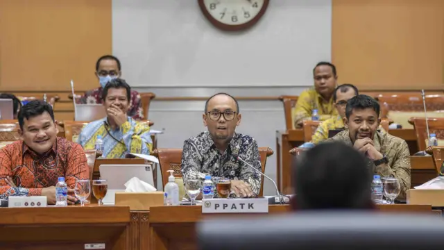 Kepala PPATK Ivan Yustiavandana (tengah) mengikuti rapat kerja dengan Komisi III DPR di kompleks Parlemen, Senayan, Jakarta, Selasa (21/03)
