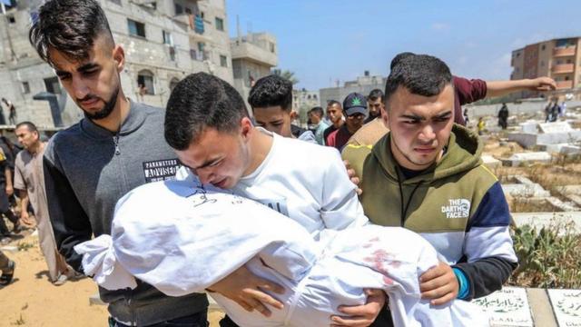 با ادامه حملات اسرائیل، مراسم تشییع جنازه هر روز در قبرستان های غزه برگزار می شود